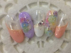 コーラル×パープルのチップ×カラフルな花柄