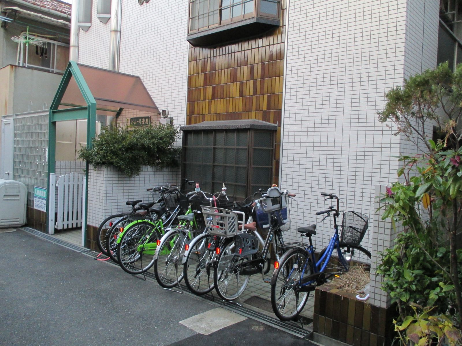 ネイルサロン　ここの2階です。