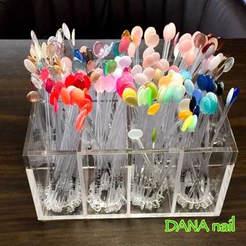 カラーサンプルが新しくなりました。200色以上の中から、爪や肌の色と合わせてお選びいただけます。