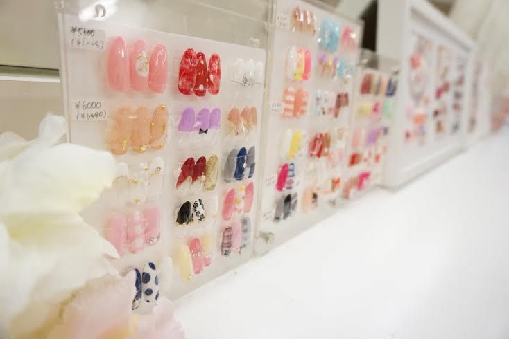 上品なオフィスネイルやモテカワネイル、季節に合った素敵なネイルを多数揃えております