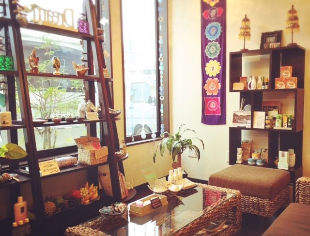 年に数回行き来するバリ島で買い付けた雑貨がお出迎えします。一歩入ればバリ島のスパのようです。