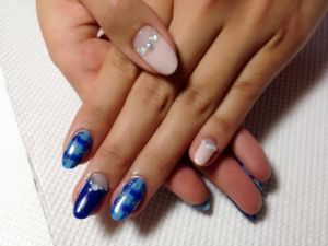 ブルーのチェックネイル６１００円