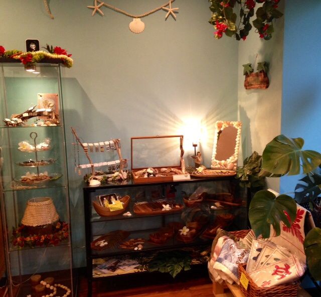 ネイル商品はもちろん、ハワイアン雑貨やアクセサリーも販売♡