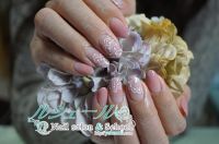 ピンクベージュのラメグラデ×白のレースアート