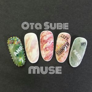 グリーン×ピンクの大理石風×英字ロゴ