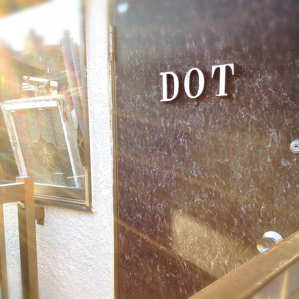 窓から中の様子が見えますので安心して御来店くださいませ