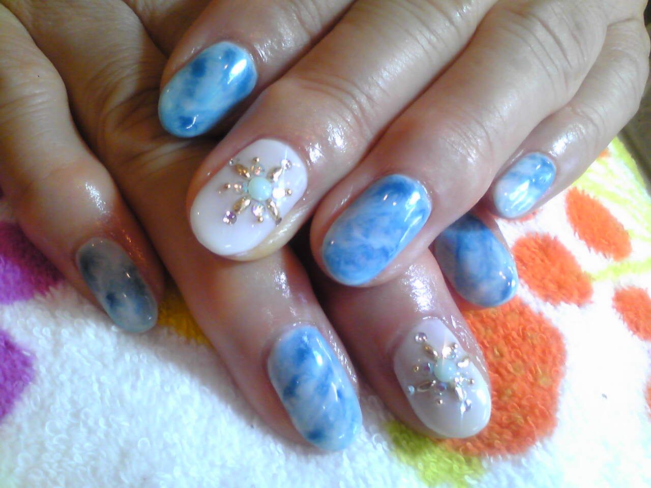ブルーの大理石マーブル×雪の結晶パーツ - Nail Salon Daisy 仙台市青葉区吉成店