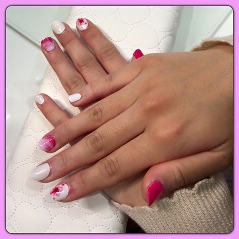 ホワイトのワンカラー×ピンクの花びらペイント - Auto Nail LANI