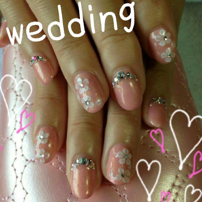 ブライダルに、リングやドレスとイメージを合わせたネイルもできます。