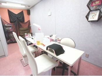 店内です☆お友達同士のご来店の際はお隣同士で楽しくおしゃべりしながら☆