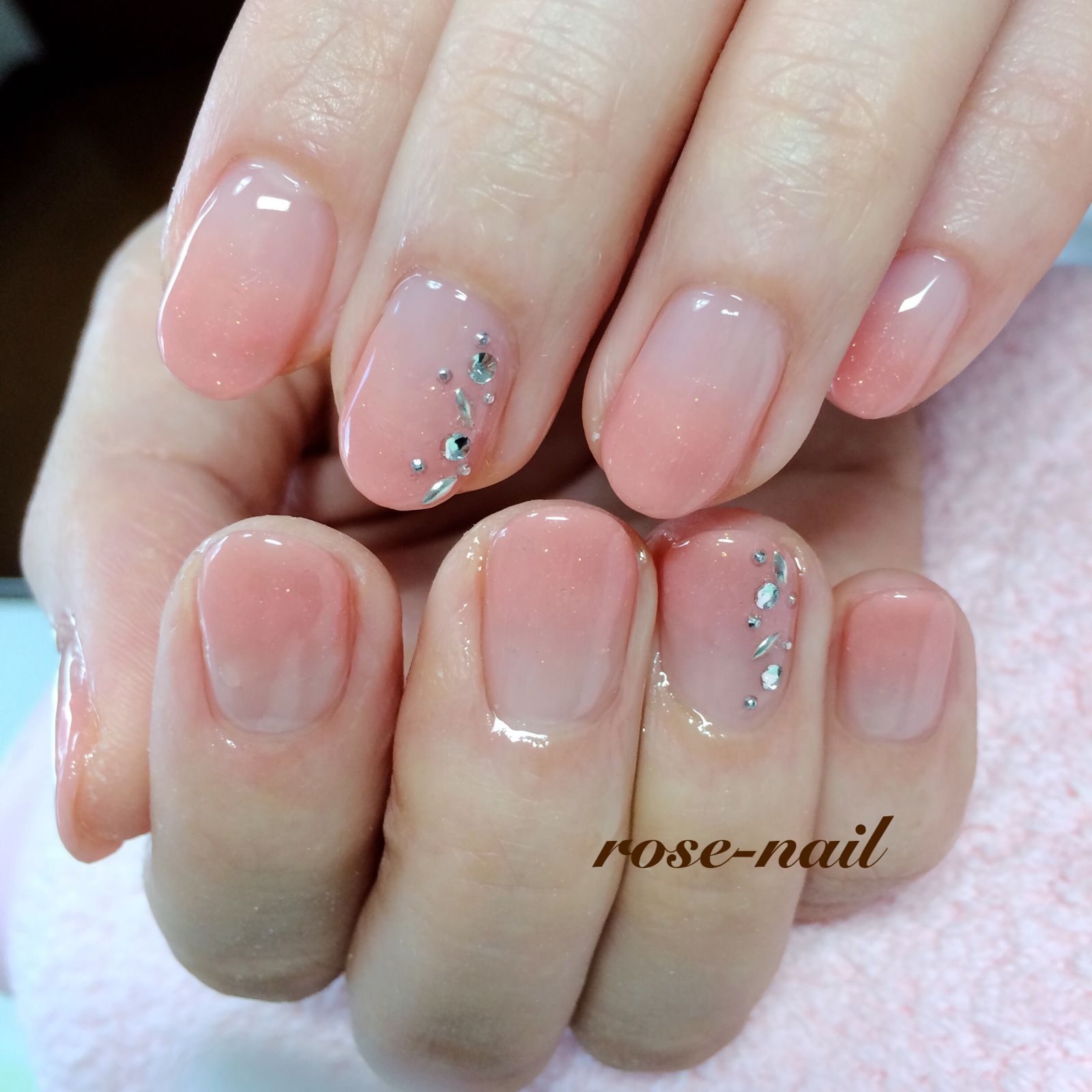 ピンクベージュのグラデ×ストーンのライン - 札幌市厚別区のプライベートサロンrose-nail(ローズネイル）