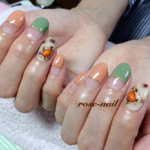 オレンジ×グリーンのフレンチ×押し花とストーン