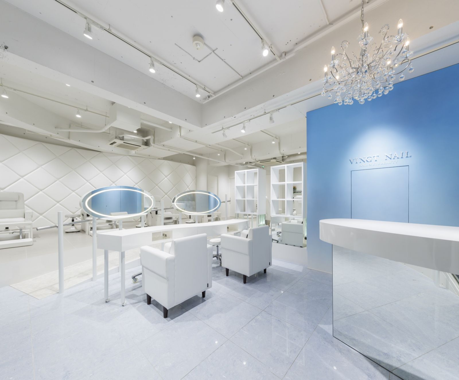 ネイルサロンにハリウッドミラー　ネイル、メイク　トータルにてご提案させて頂きます。