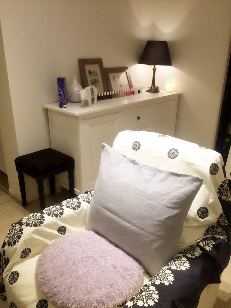 まつ毛エクステやフットジェルネイルはリクライニングでゆったりと施術が受けられます。