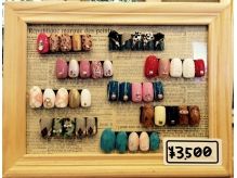 額縁に並べたサンプルチップの一覧 - NAIL*MAHALO【MAHALOネイル部門】