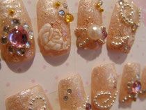 シャンパンベージュのラメ×ストーンとバラの盛り - NAIL*MAHALO【MAHALOネイル部門】