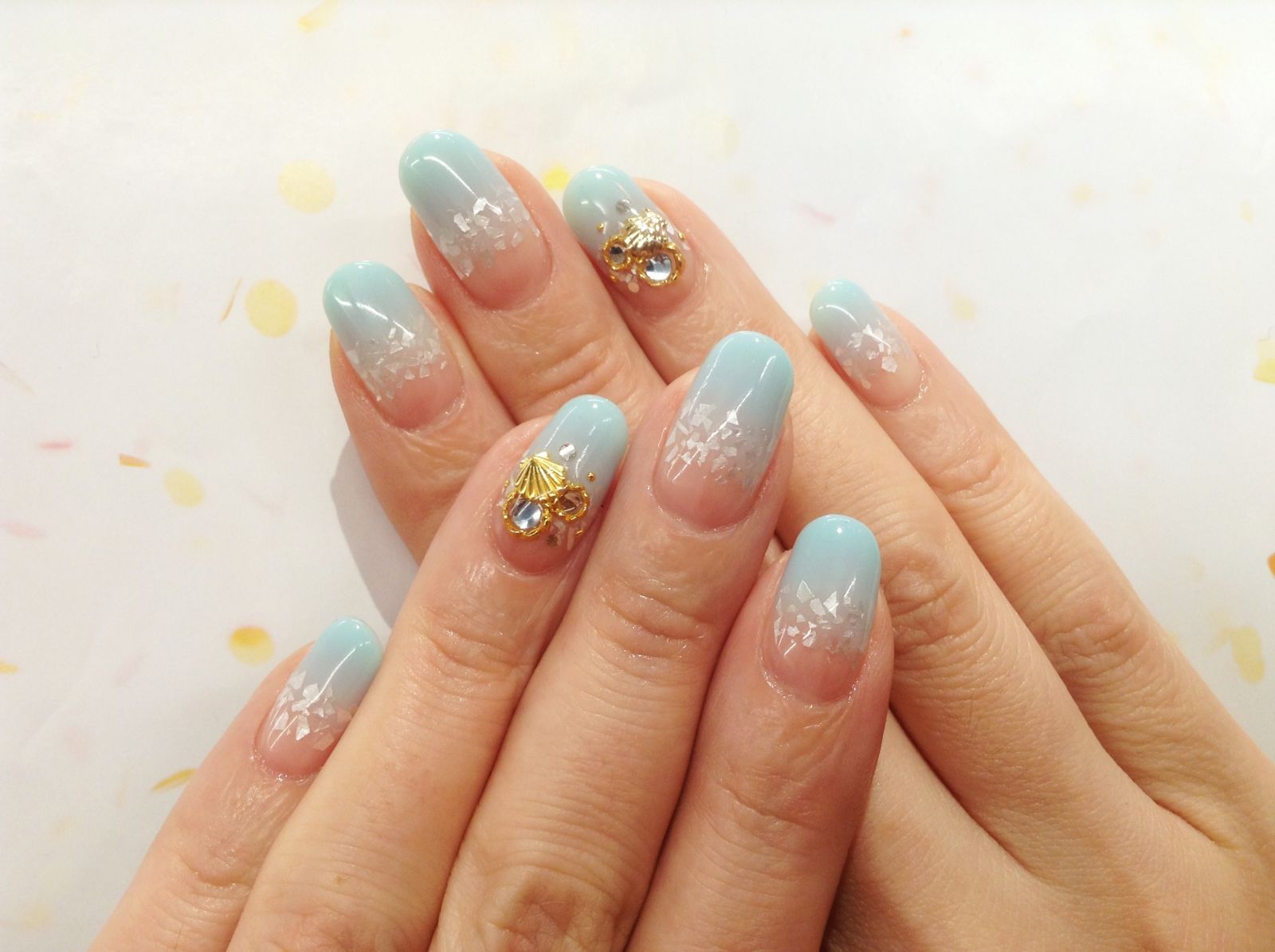 涼しげなカラーにシェル風ホログラムと貝殻も乗せて夏っぽいネイルに☆