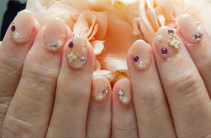 ストーンやパーツで上品華やかに♡