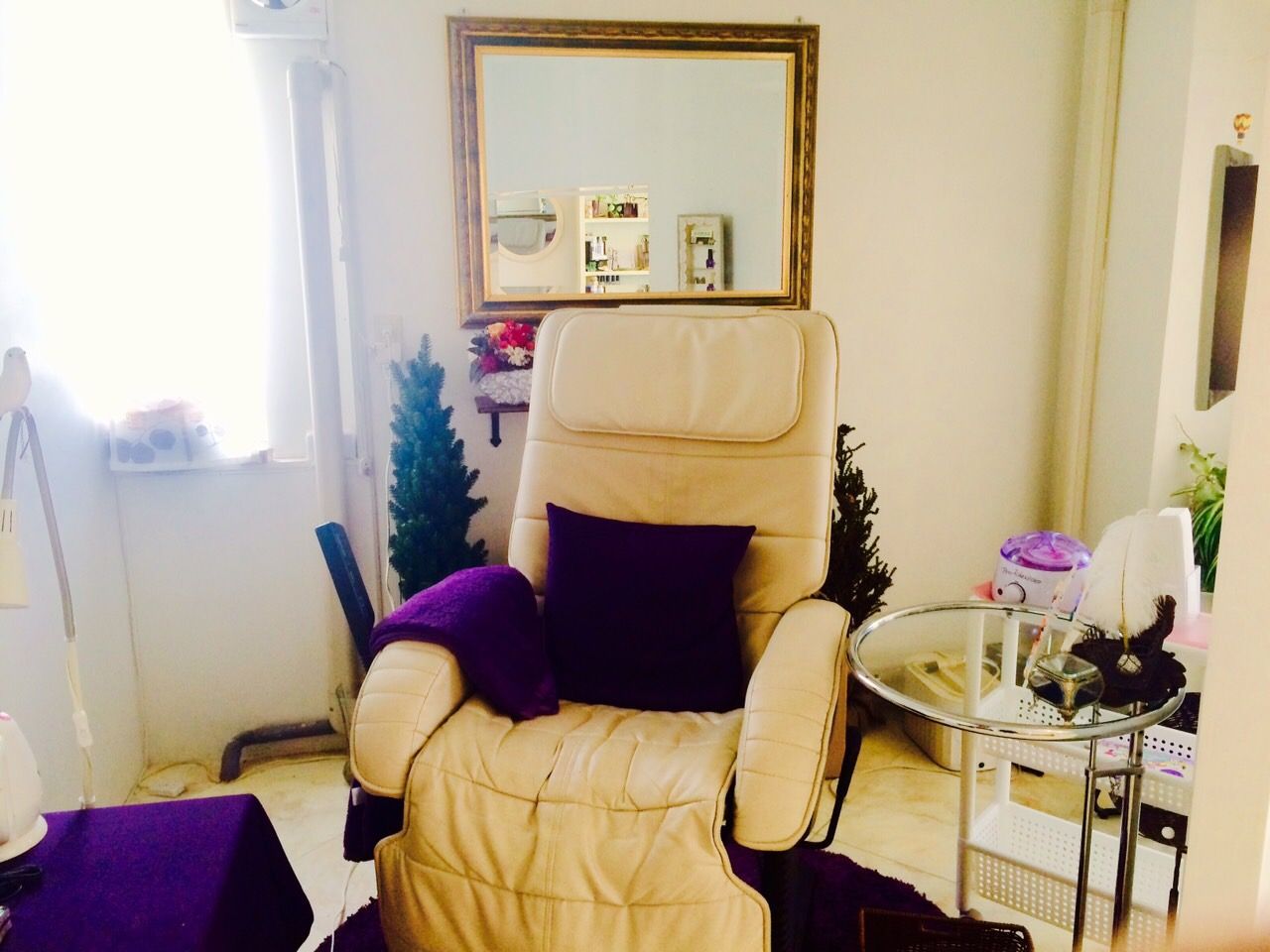 フットネイルスペース、半個室のプライベートな空間で座り心地の良いリクライニングでお寛ぎください