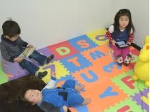 キッズスペース完備。お子様連れの方でもお気軽にご来店頂けます。DVD.絵本などもご用意しております。