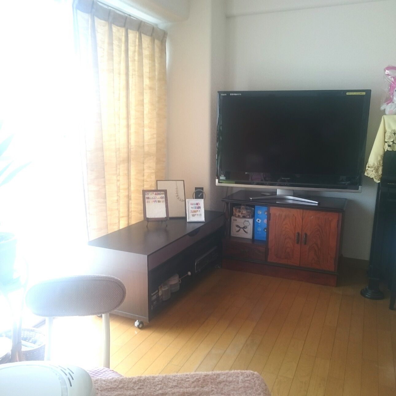 お客様目線。
ネイリストは斜め前にて施術しますので、テレビ鑑賞の邪魔にはなりません。