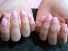 淡いピンクのワンカラー×ストーンのワンポイント - リリマジョ