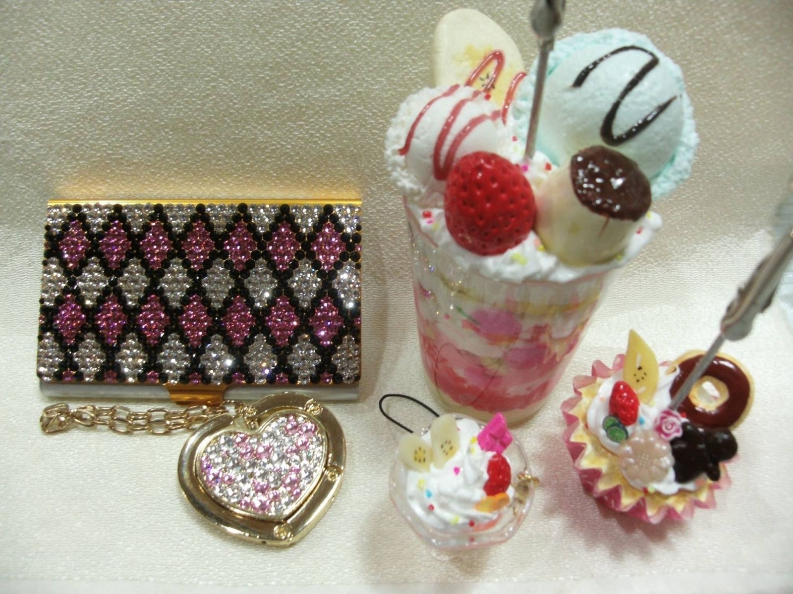 ストーンデコ、スイーツデコ　などのハンドメイドメニューの取り扱いを始めました