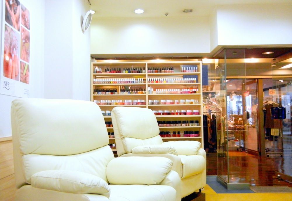 サロンはホテル内なので静か。