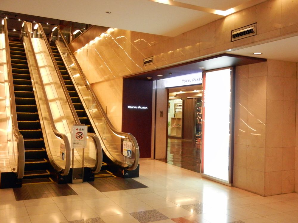 マニキュアのお店ネイルプラスは、赤坂東急プラザ2Fにあります。