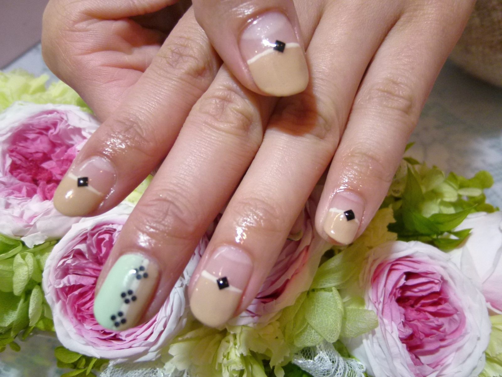 ベージュのストレートフレンチ - LEGLIGESALON