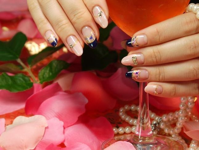 シーンやテーマに合わせたオリジナルネイルが得意なサロンです♪