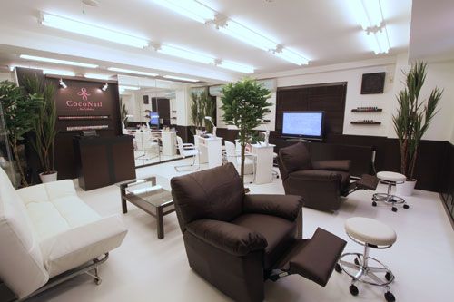 茶と白を基調としたシックな店内で、DVDを観ながら指先を美しくしませんか？