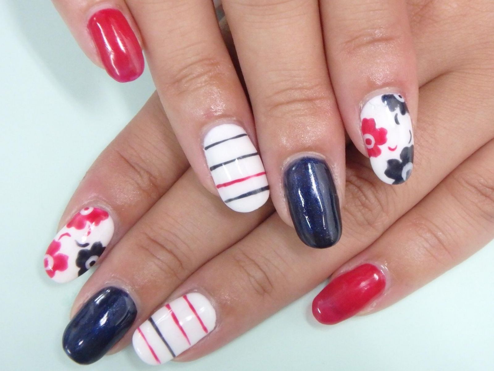 秋Ver.マリメッコ風フラワーネイル♪
濃いめのお色で違った雰囲気に！