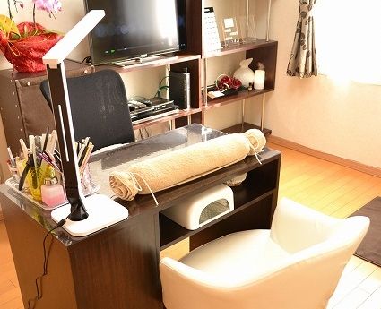 日の当たる明るいプライベートサロン。他のお客様の目を気にせず、ネイルを楽しむことが出来ます♪