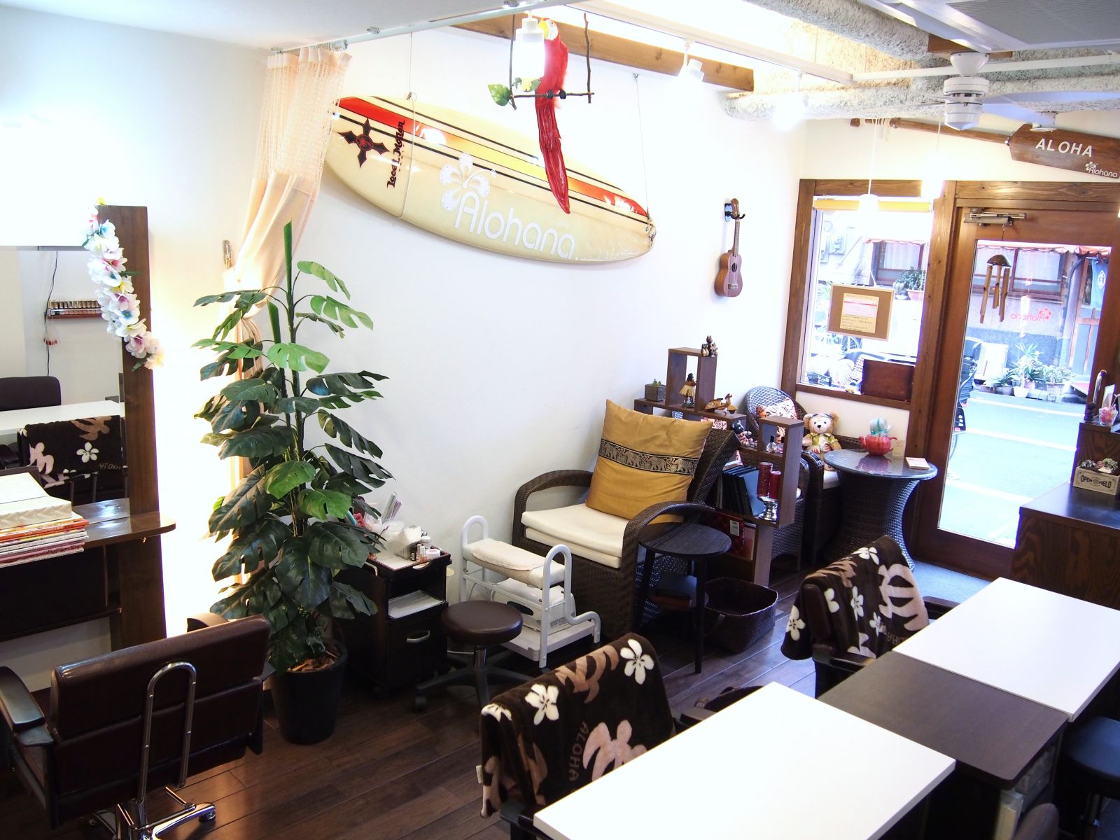 ハワイアンリゾートをイメージした店内で、心地良いひとときをお過ごしください。