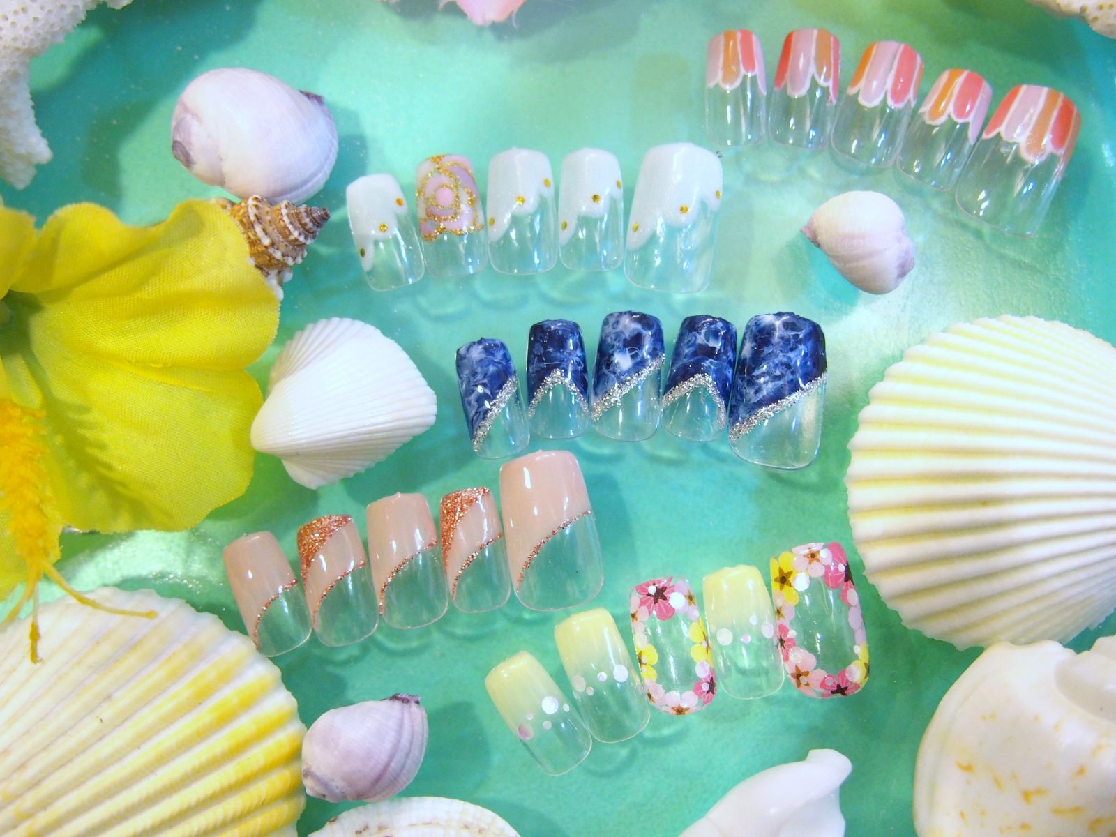 ネイルサンプルは100種類以上ご用意してます。お気に入りのデザインを見つけてください♪