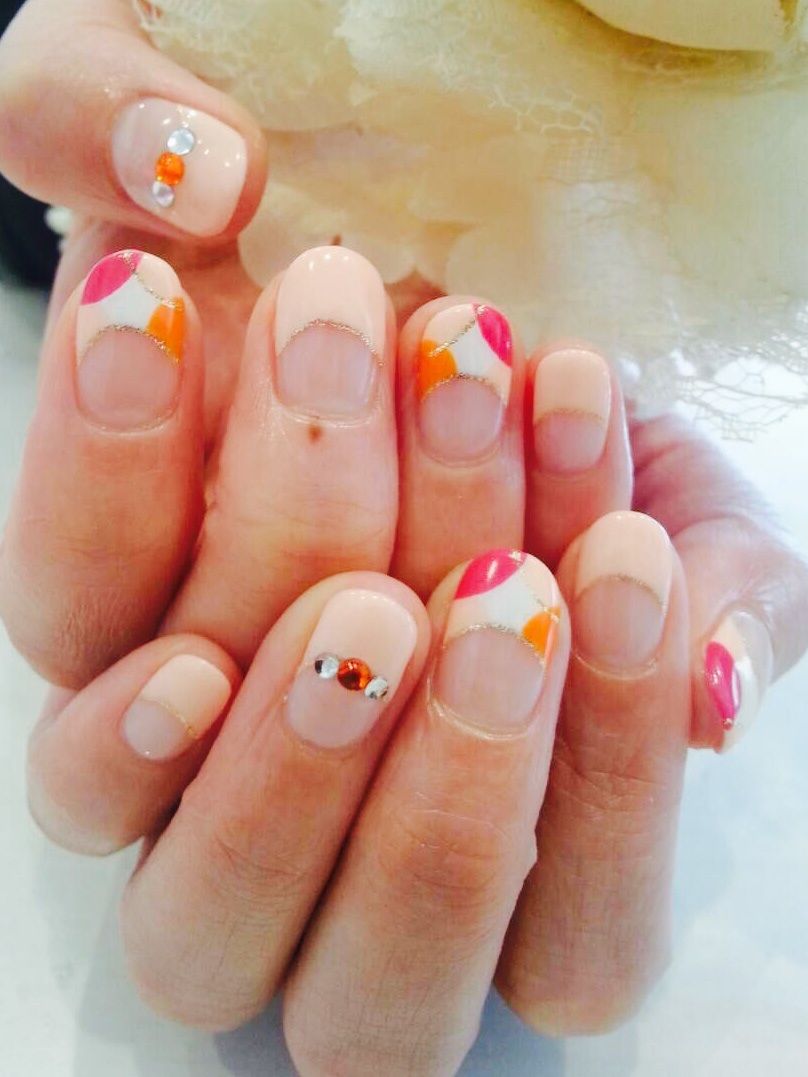 ベージュ地にピンク×オレンジの変形フレンチ - NailSalon&amp;School  ～R's～