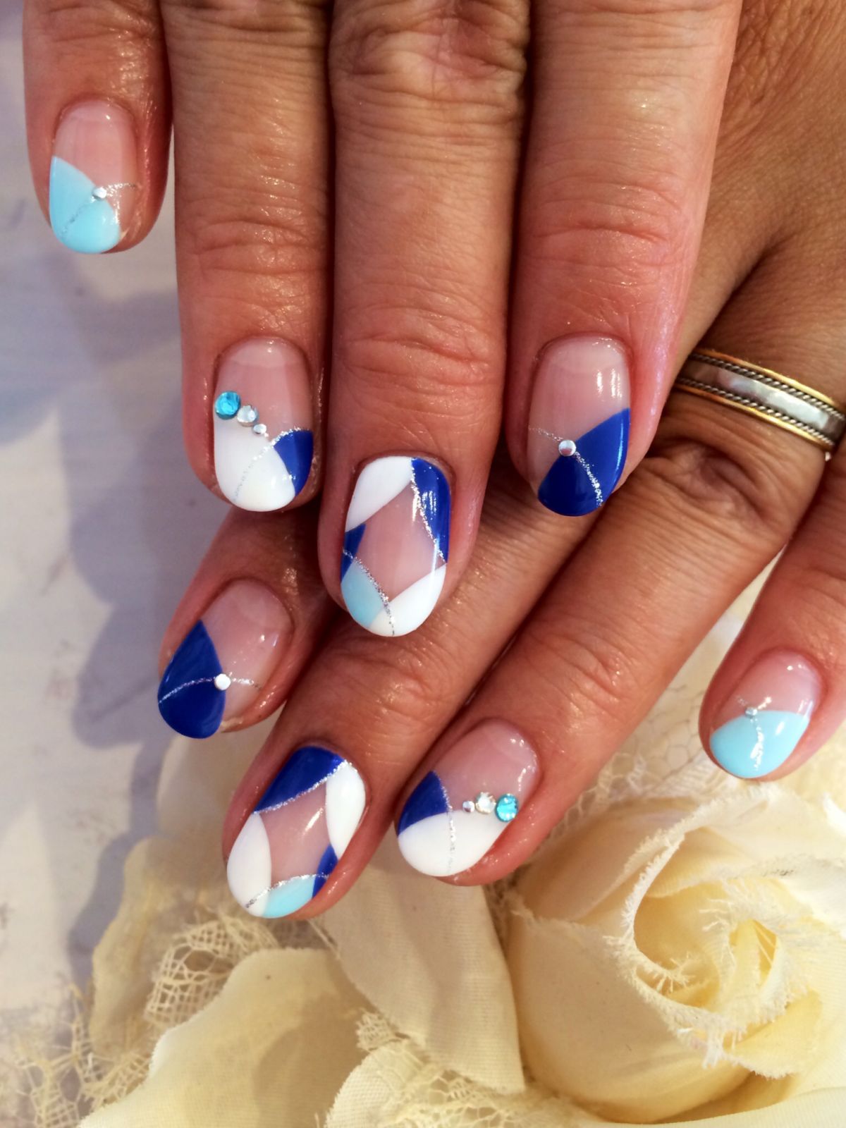ブルー×ホワイトの幾何学変形フレンチ - NailSalon&amp;School  ～R's～