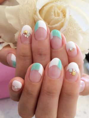 ホワイト×ミントグリーンの斜めフレンチ×貝殻パーツ