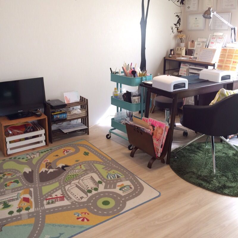 キッズスペース。沢山のDVDやおもちゃのご用意もございます。