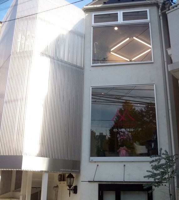 窓から見えるロゴが目印です。（２階）