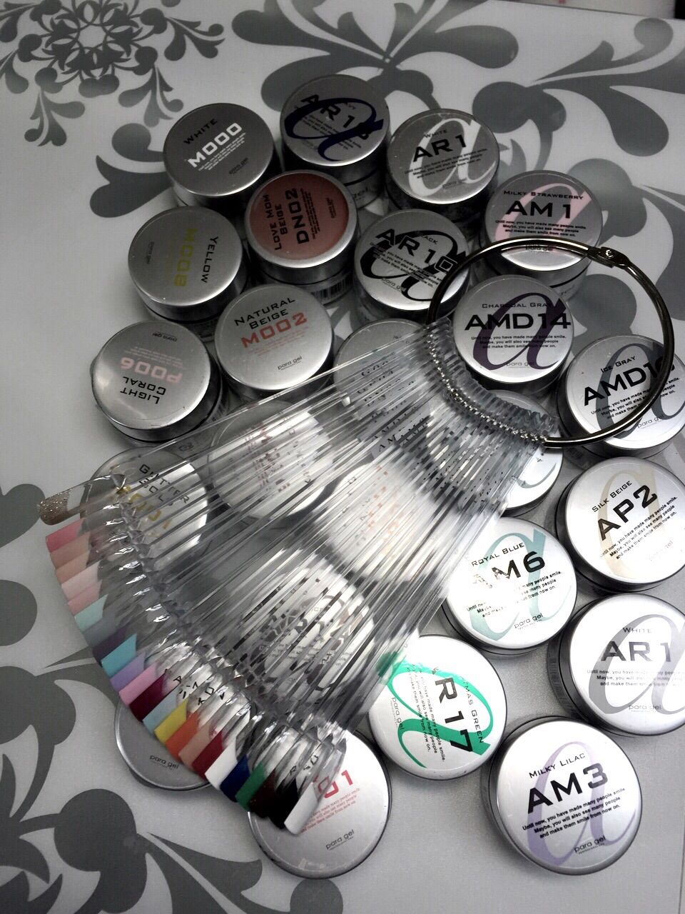 お爪の負担は最小限にリピーターのお客様は
状態を見てフィルインで施術しております。