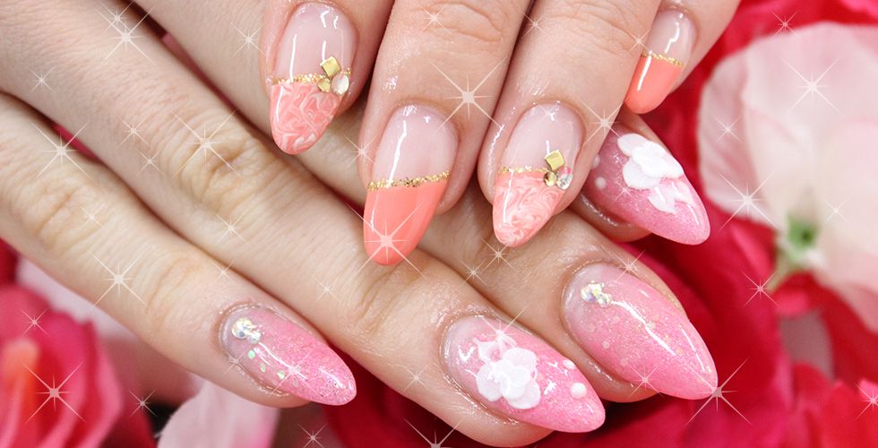 コーラルピンクのグラデーション×白い花柄 - ZIZI Nail