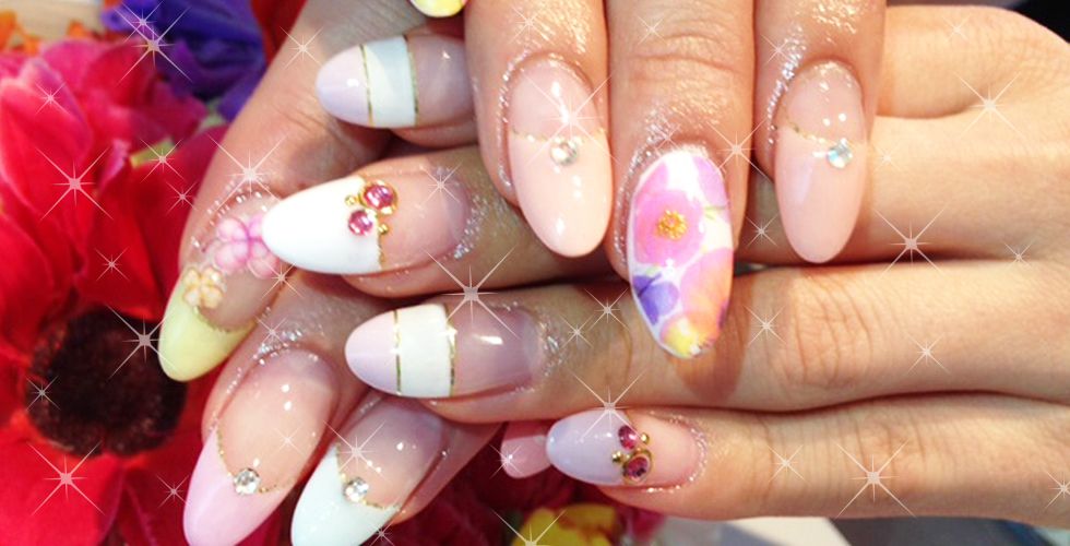 ホワイトフレンチ×パステルの押し花とパーツ - ZIZI Nail