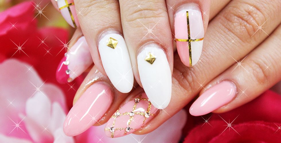 ホワイト×ピンクのワンカラー×ゴールドスタッズ - ZIZI Nail