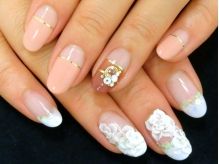 ピンクベージュのフレンチ×白の立体フラワー - AMO'S NAIL さっぽろ東急百貨店