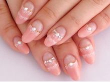ピーチピンクのワンカラー×白レースとパール - AMO'S NAIL さっぽろ東急百貨店