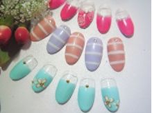 ピンクとミントのボーダー柄チップ見本×花パーツ - Posh Nail
