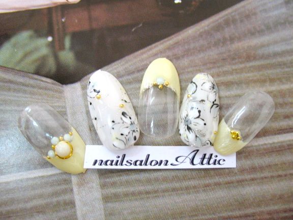 レモンイエロー×ボタニカル柄×パールとゴールド - nail salon Attic