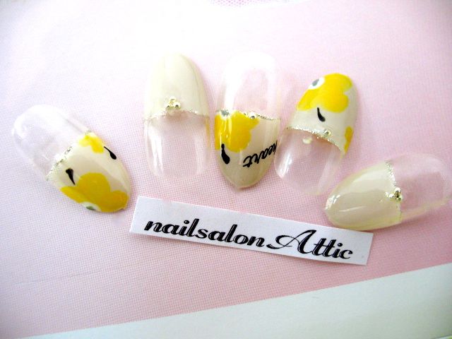 ホワイト×イエローの大きめフラワー×パールストーン - nail salon Attic